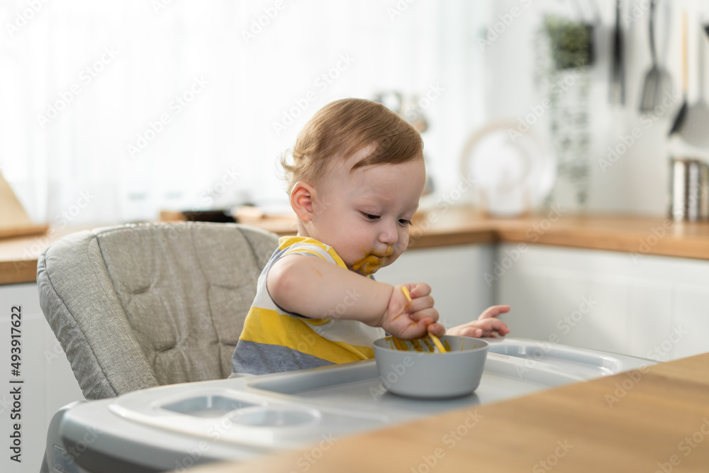 高加索幼儿在家里的厨房里吃健康食品。