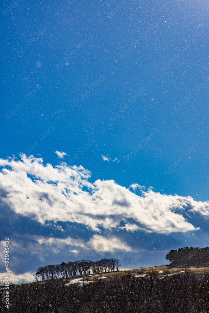 青空と雲と山脈