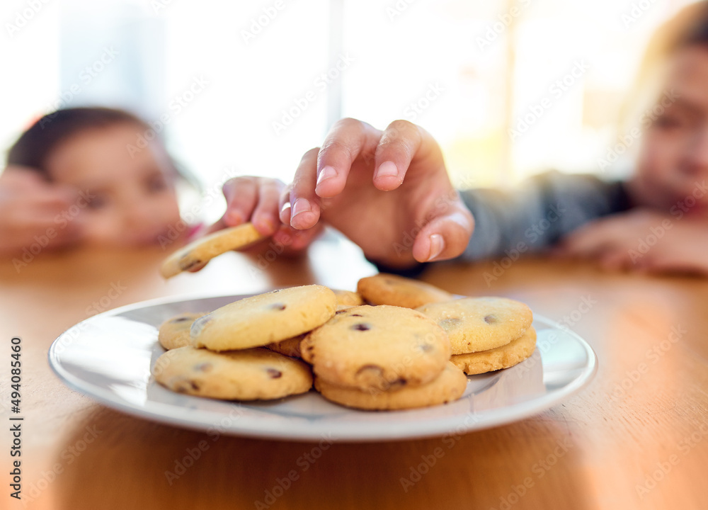 他们在一起很有威胁性。两个淘气的小孩在街上偷饼干的特写镜头