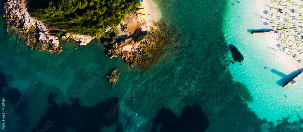 俯视图以海岸为背景。俯视图以绿松石水为背景。夏季海景