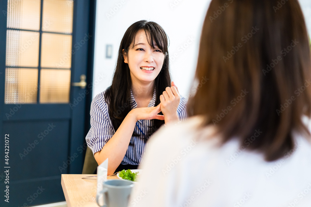 二人でランチを食べるOL