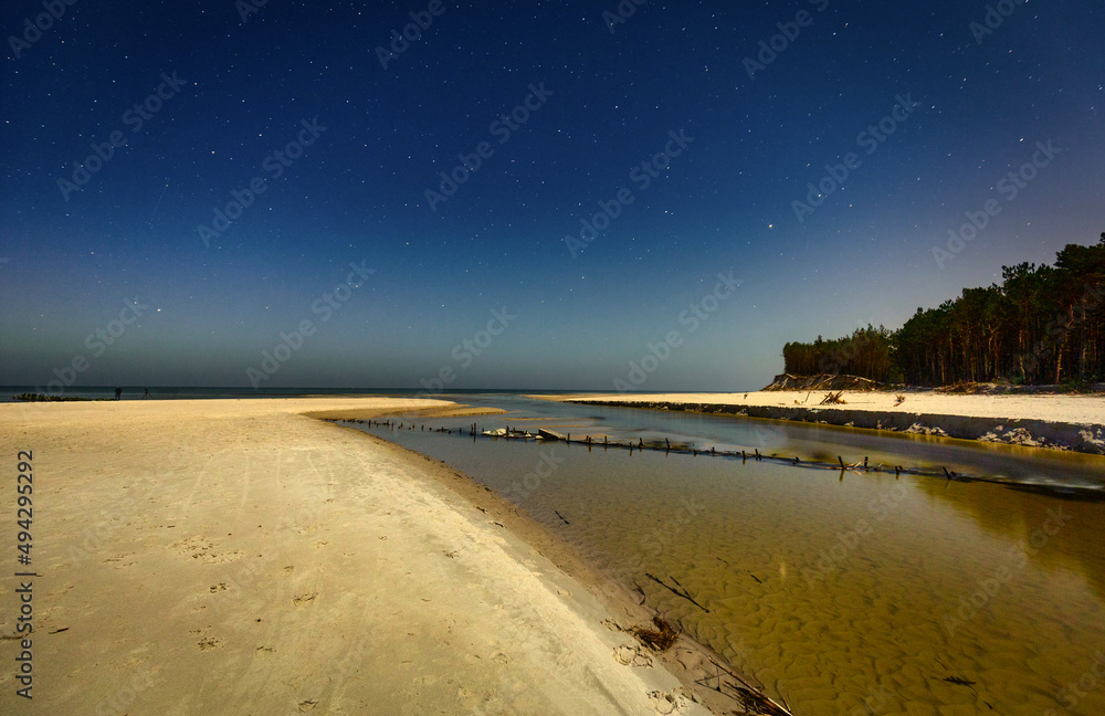 波兰代基波罗的海沿岸皮亚斯尼察河的夜景