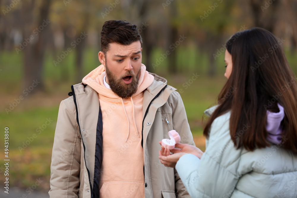 年轻女子在森林里向震惊的男友求婚