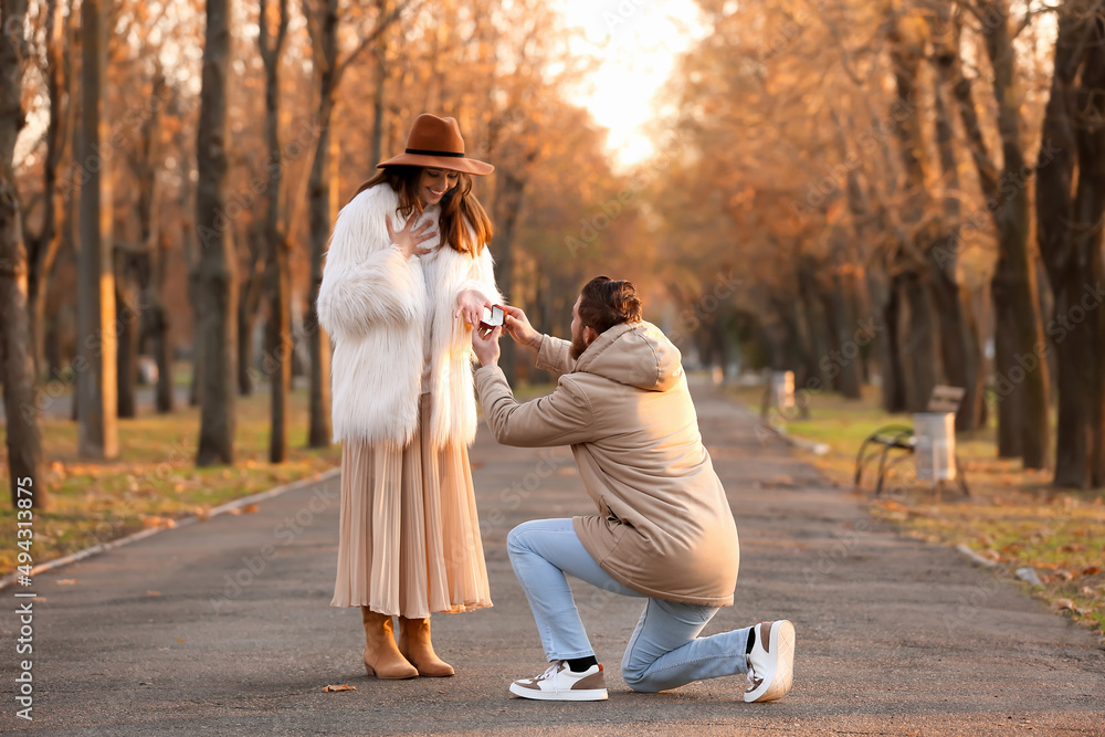 一名年轻男子在公园向他心爱的女孩求婚