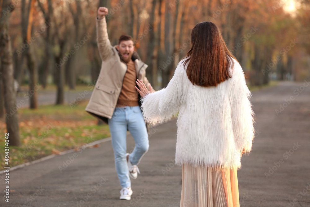 带着订婚戒指的年轻女子和她幸福的未婚夫在公园里