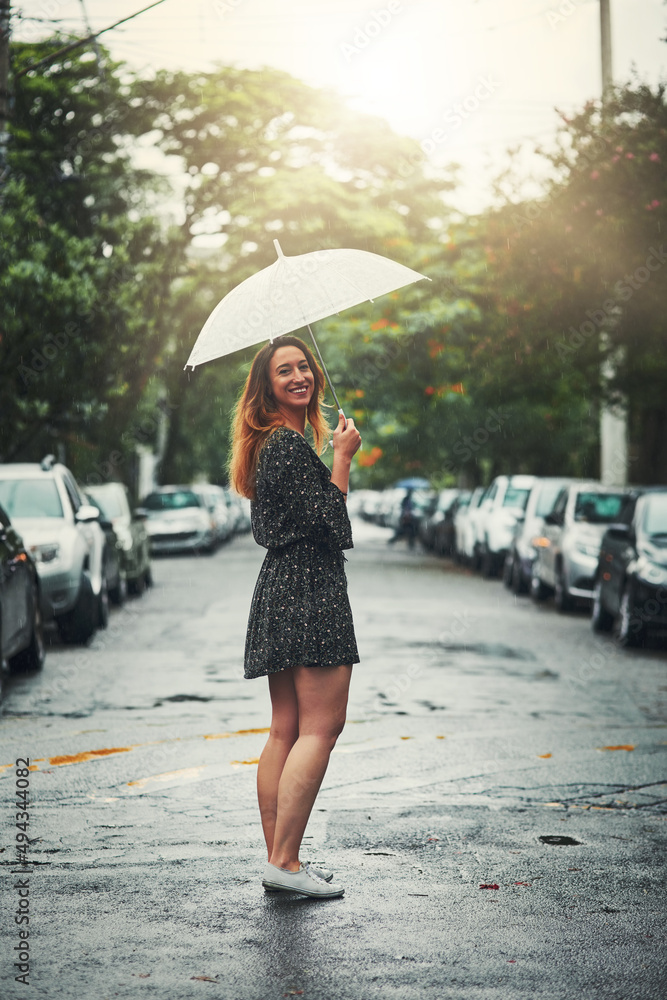 风雨无阻，她喜欢在外面。一位美丽的年轻女子在雨中行走的镜头