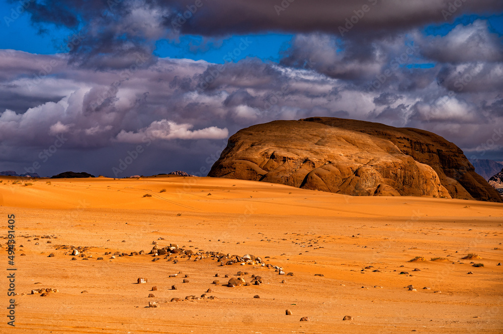 杰出的沙漠山地景观。约旦Wadi Rum保护区。