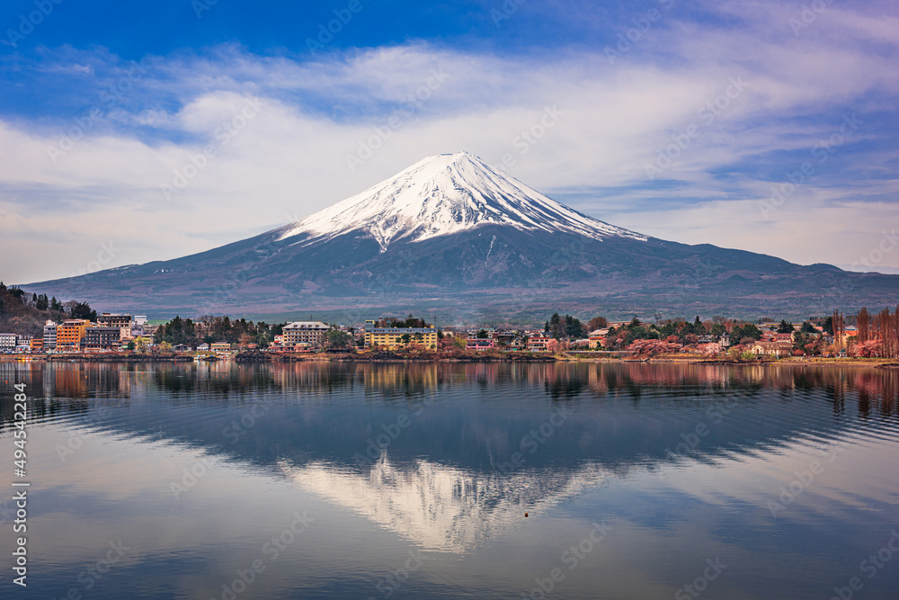 日本山梨县河口湖附近黄昏的富士山