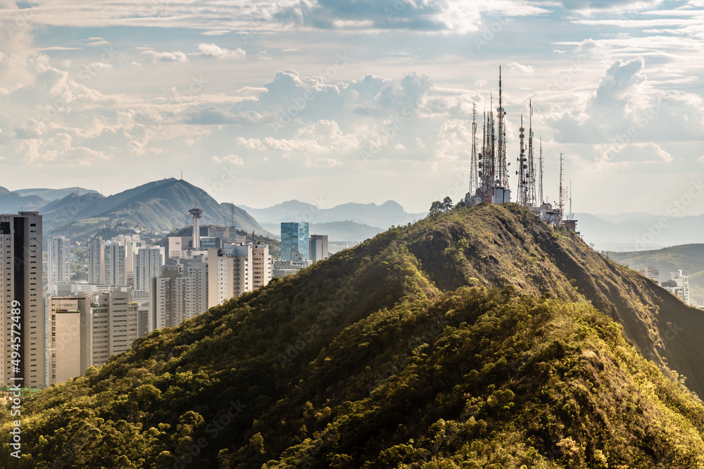 巴西米纳斯吉拉斯贝洛奥里藏特市和新利马市的俯视图。