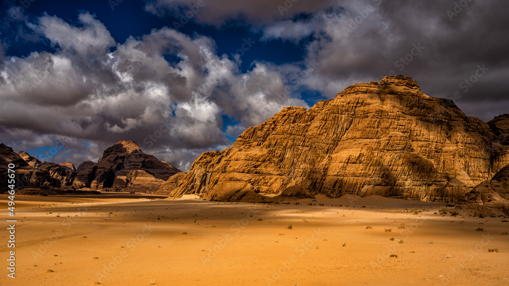 约旦Wadi Rum保护区非凡的山地沙漠景观。