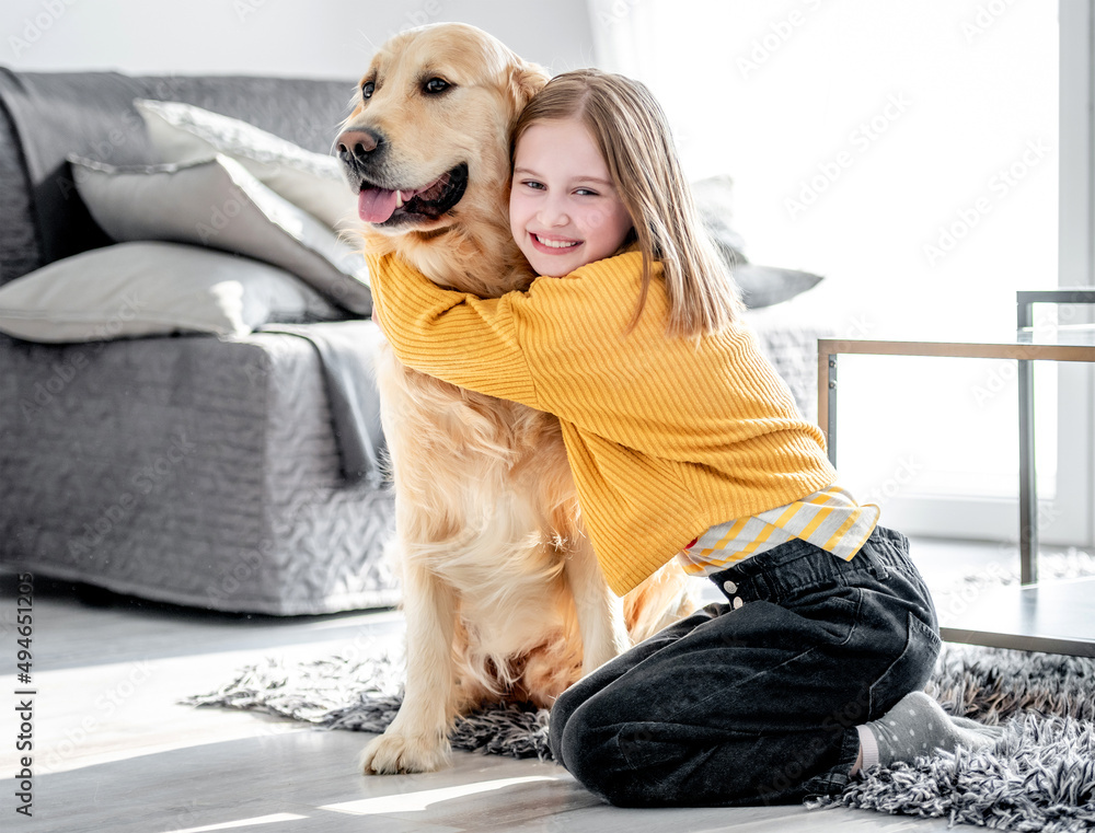 带着金毛寻回犬的少女