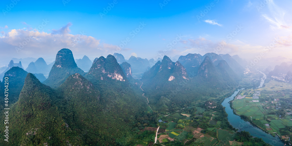 鸟瞰中国桂林美丽的山水自然风光。桂林是世界著名的