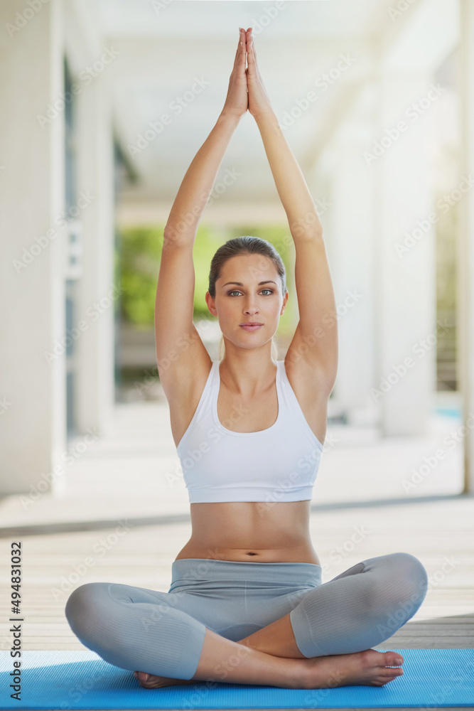 我会达到我的健身目标。一位迷人的年轻女子在院子里冥想的肖像。