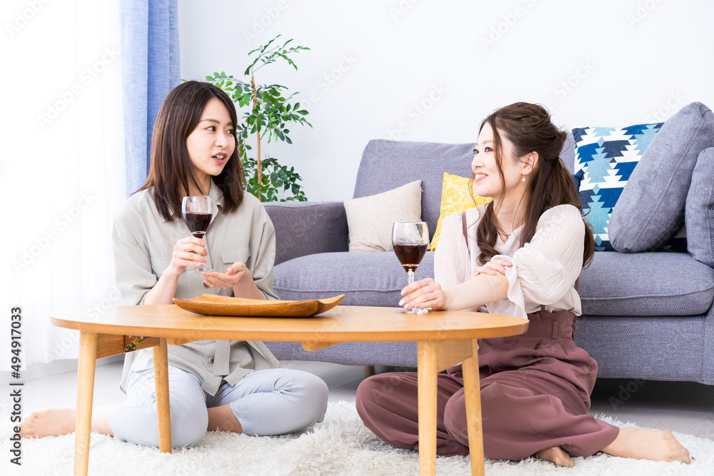 おうちで女子会をする若い女性たち