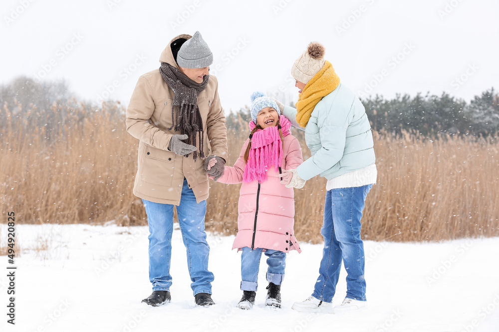 下雪的冬日里，和爷爷奶奶一起快乐的小女孩