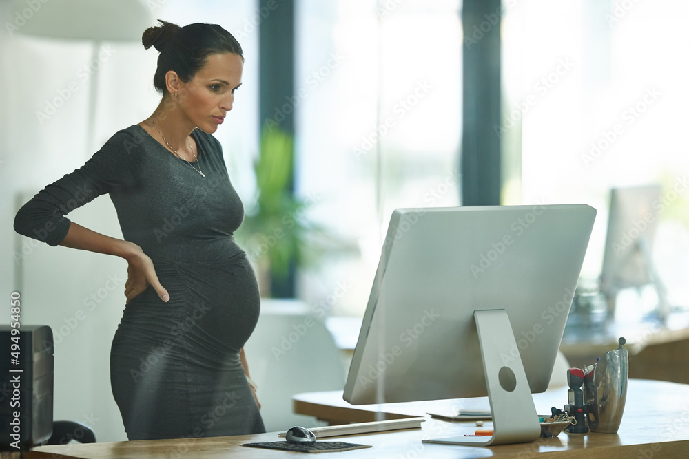 产假前把一些松散的东西绑在一起。一名怀孕的女商人在一家公司工作的照片