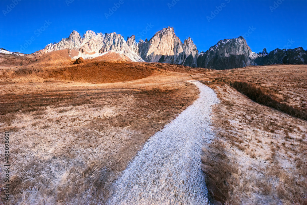 美丽的冬季风景景观和白云岩山的雪霜背景