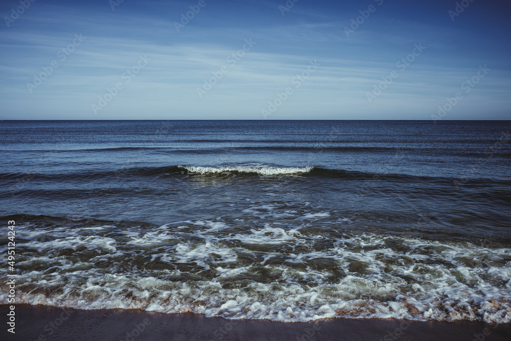 宁静的海景，平静的大海和蓝天