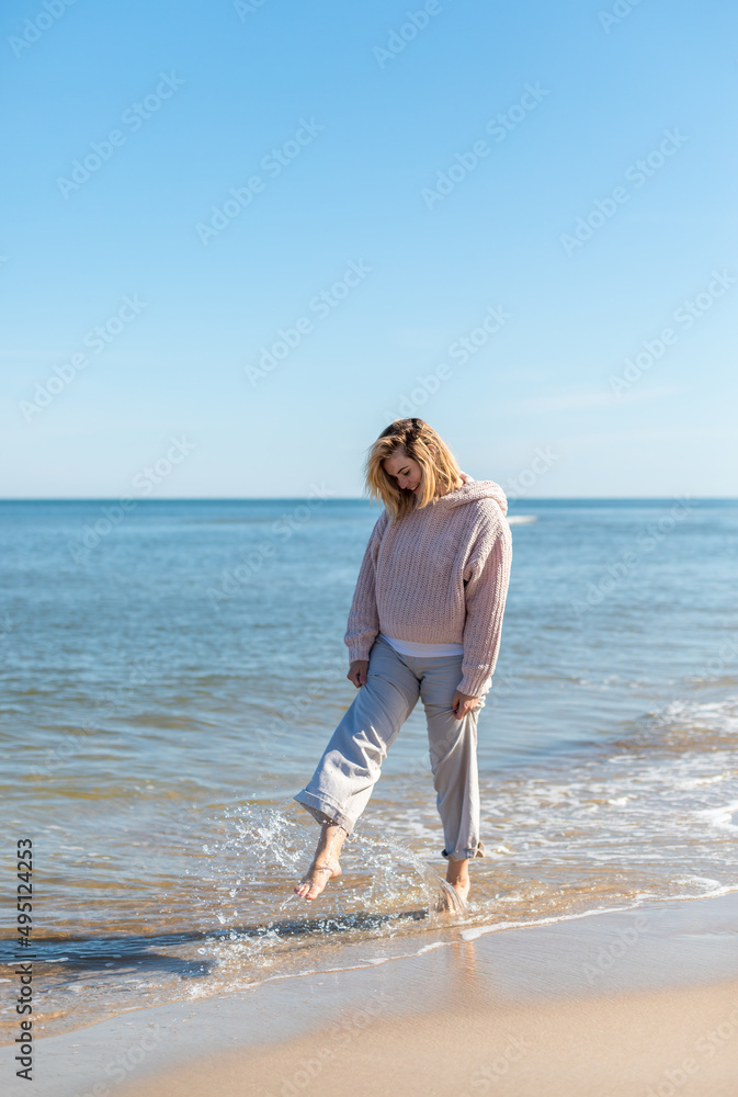 天气寒冷时在海滩上散步