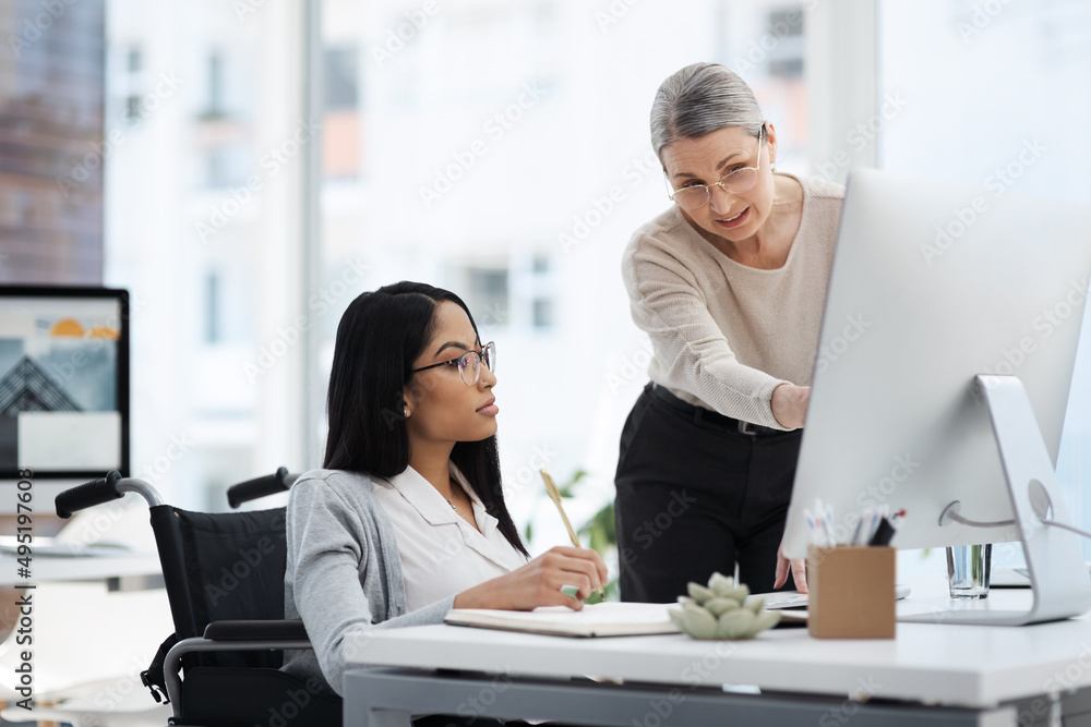 向她展示技巧。一位有魅力的年轻女商人获取信息的裁剪镜头。