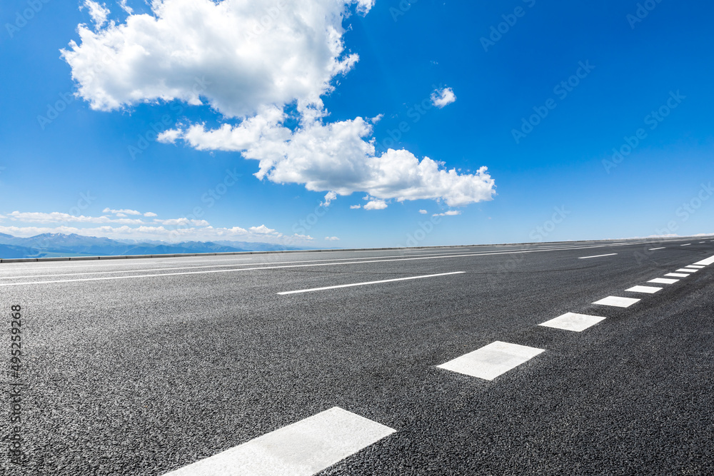 蓝天下空旷的柏油路。道路和天空的背景。