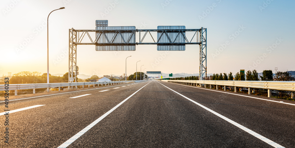 笔直的沥青公路和日落时美丽的天空云景观。道路和天空云背景。