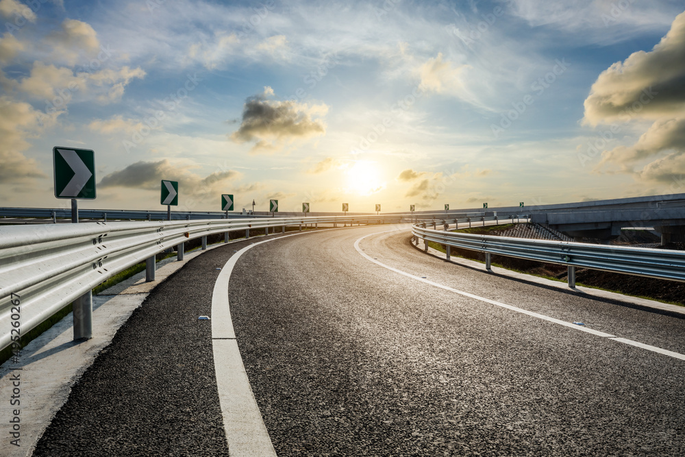 日落时的沥青公路和美丽的天空云景观。道路和天空云背景。