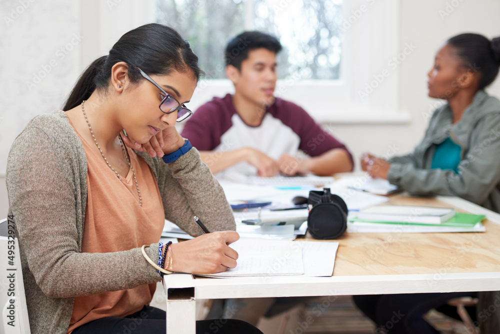 有时候你只需要低下头学习。三名大学生的剪报