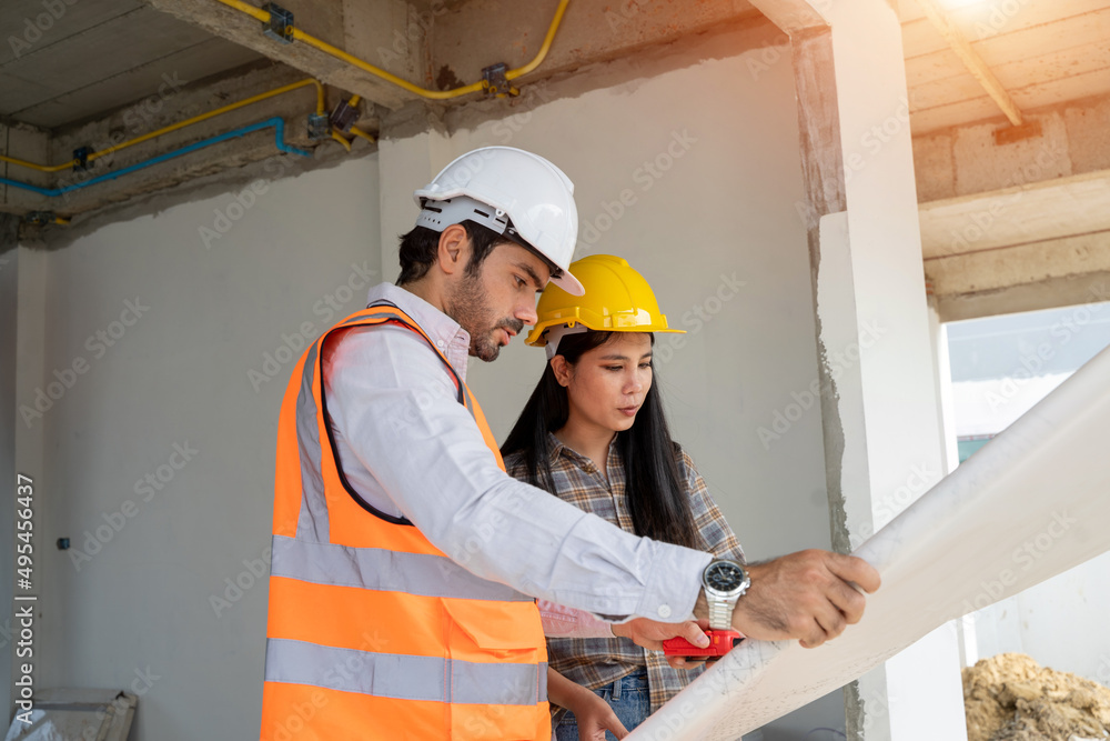 建筑师与工头讨论建筑施工现场的项目，施工项目c