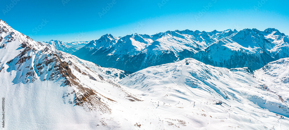 冬季的阿尔卑斯山滑雪胜地圣安东·阿尔伯格。阿尔卑斯山脉的美景。Aeria