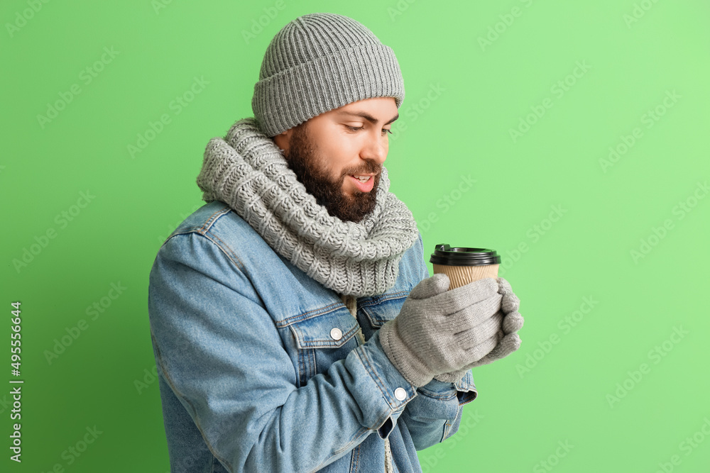 穿着冬装、背景是咖啡的英俊男人