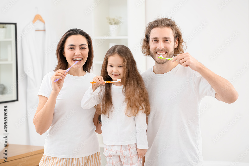 幸福的一家人在浴室刷牙