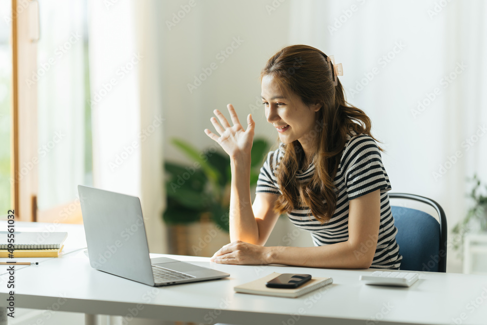 商务女性在视频会议上谈论销售报告。亚洲团队使用笔记本电脑和平板电脑