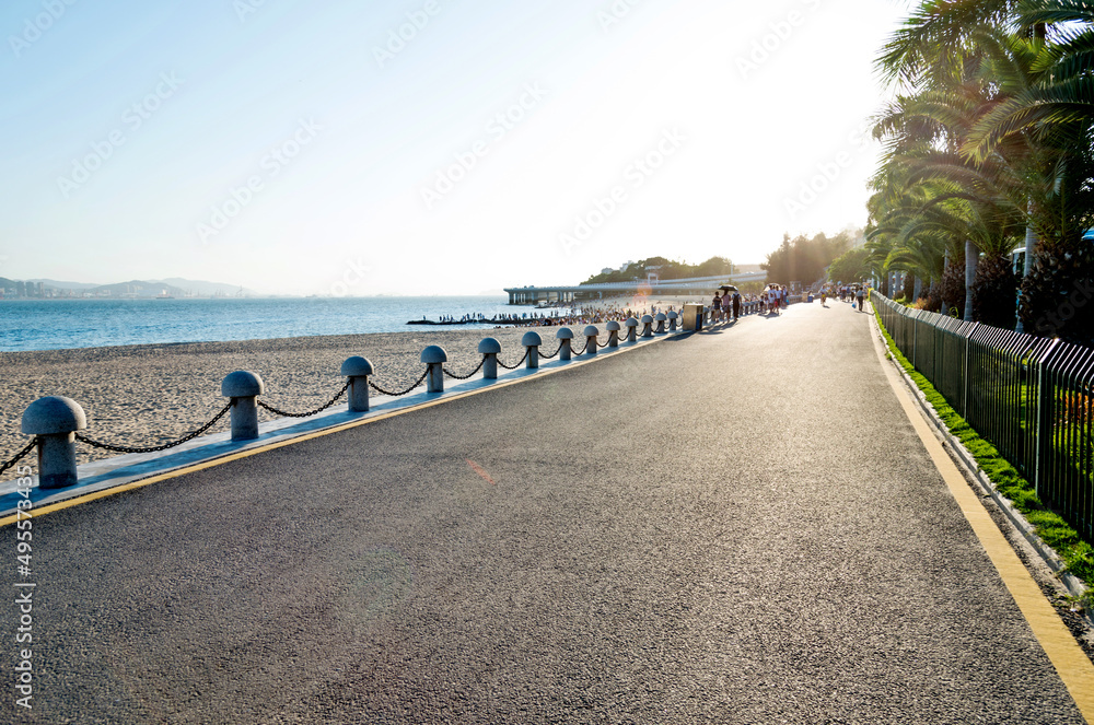 日落时空旷的沥青公路和海洋景观