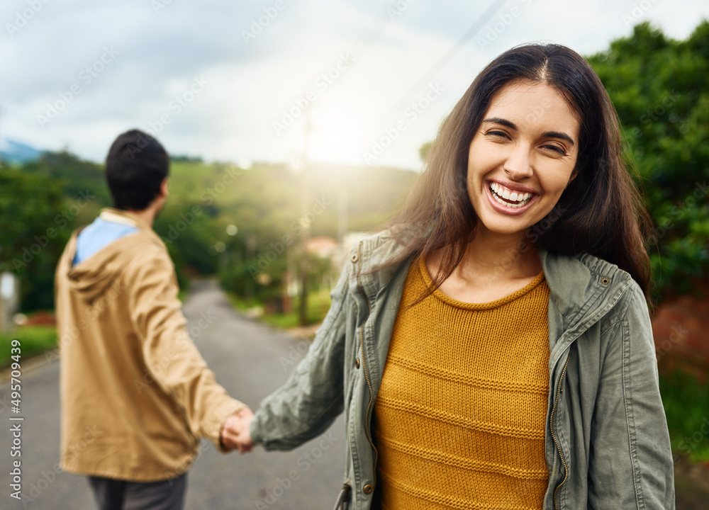 我永远不会让他走。一个美丽的年轻女子抓住男友的手的镜头。