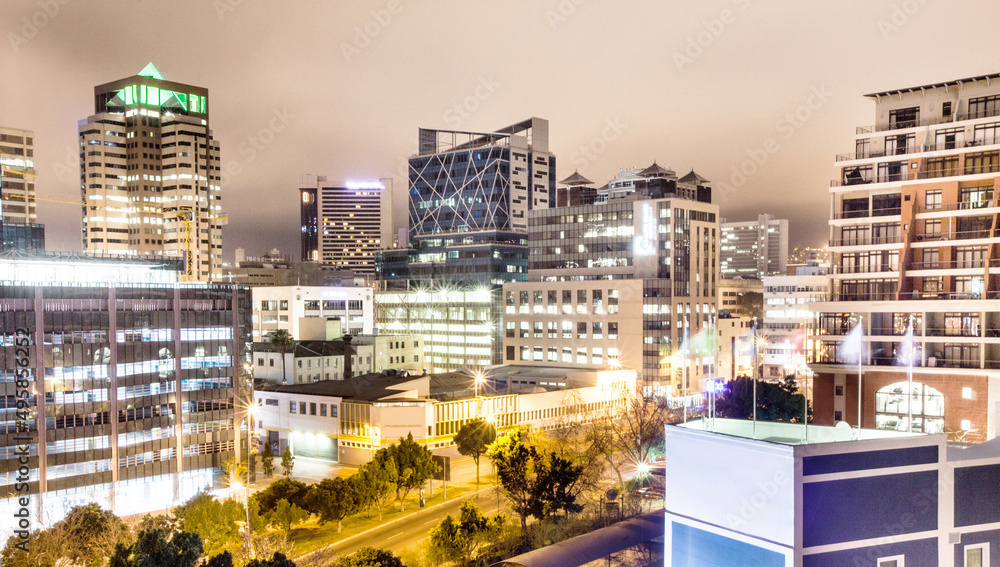 城市在夜晚充满活力。城市生活的场景。