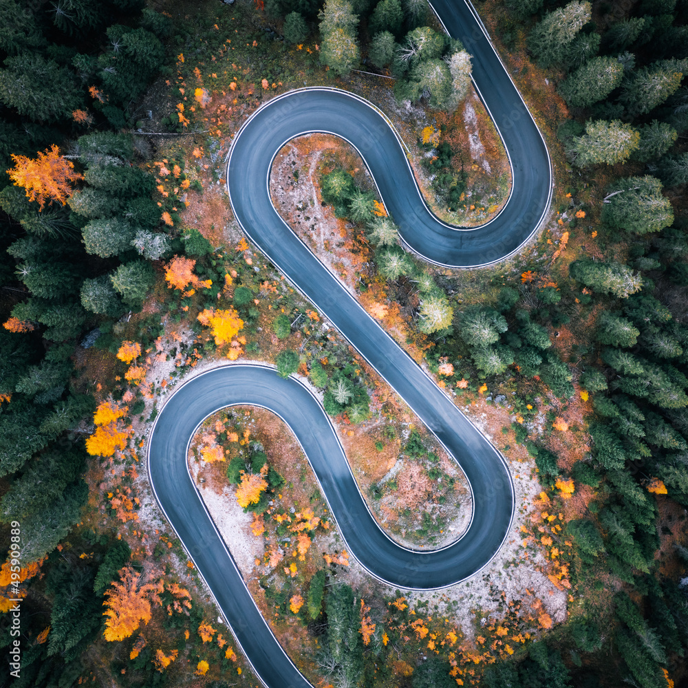 Dolomite阿尔卑斯山Passo Giau附近著名的Snake路俯视图。卢斯蜿蜒的山路