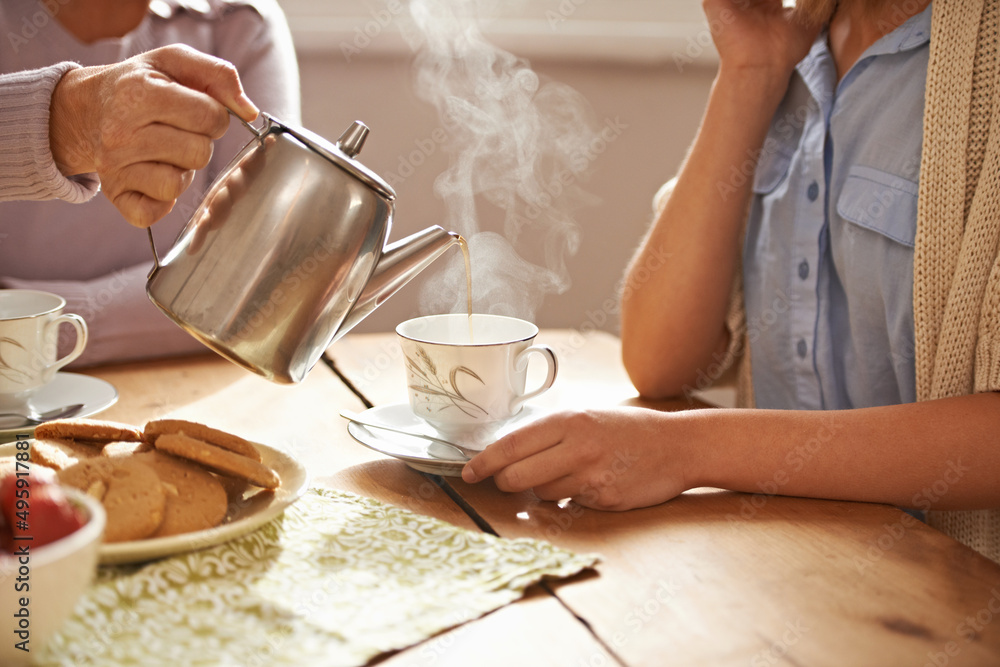 和奶奶一起喝茶……这是最好的。一个漂亮的年轻女人去奶奶那里喝茶的镜头。