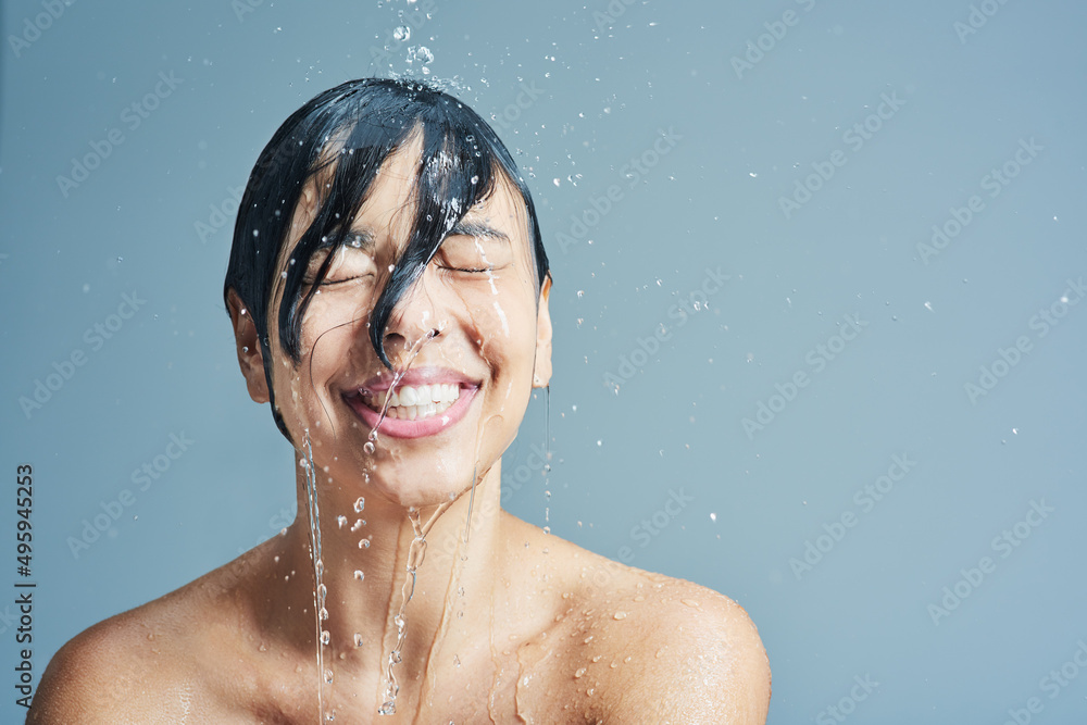 醒来时会有耳目一新的水的感觉。一位年轻女子再次淋浴的镜头