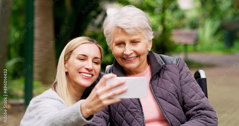 微笑的妈妈。一位开朗的老年妇女和她的女儿一起自拍的剪影