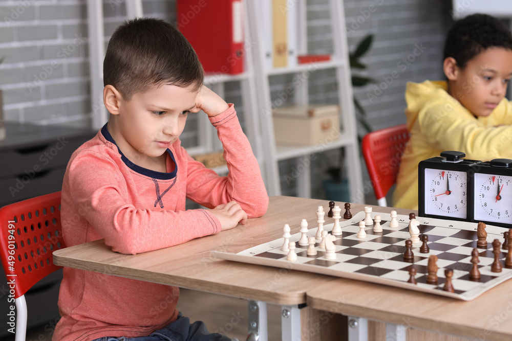 孩子们在俱乐部比赛期间下棋