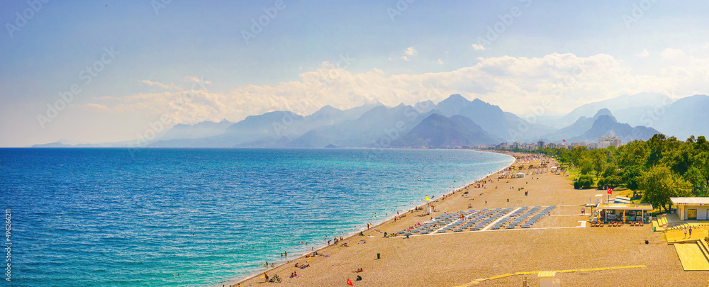 美丽的地中海全景自然海洋景观，有长长的金色海滩，休息的人和