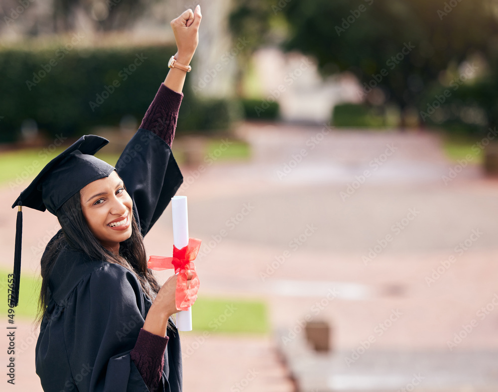 我之所以成功，是因为人们相信我。一位有魅力的年轻女学生cele的裁剪肖像