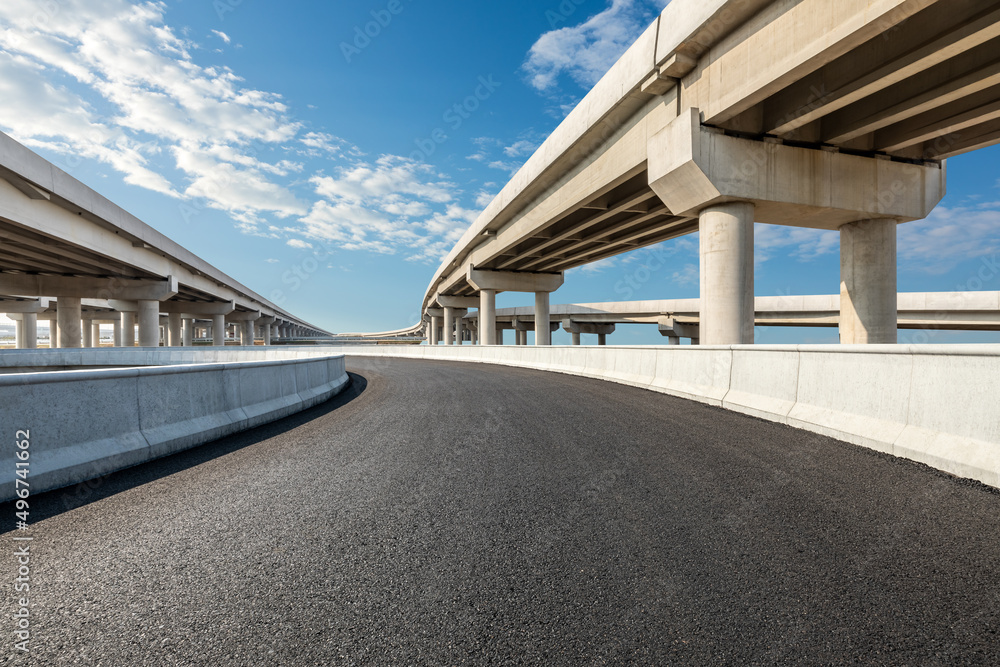 蓝天下的沥青公路和桥梁