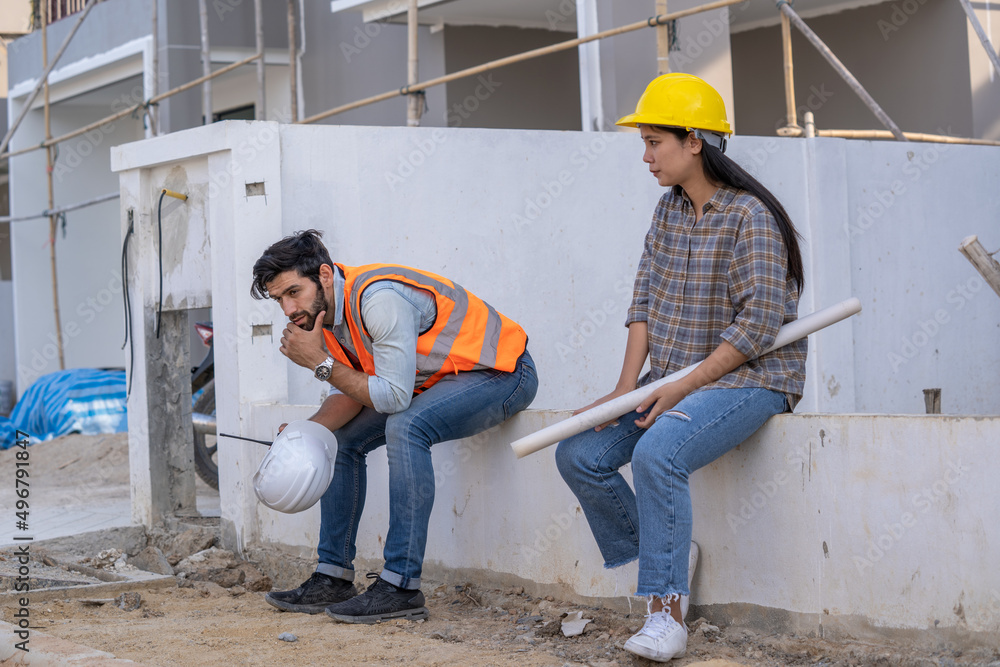 工程师和建筑师在施工现场压力很大，他在工作中有问题，工程c