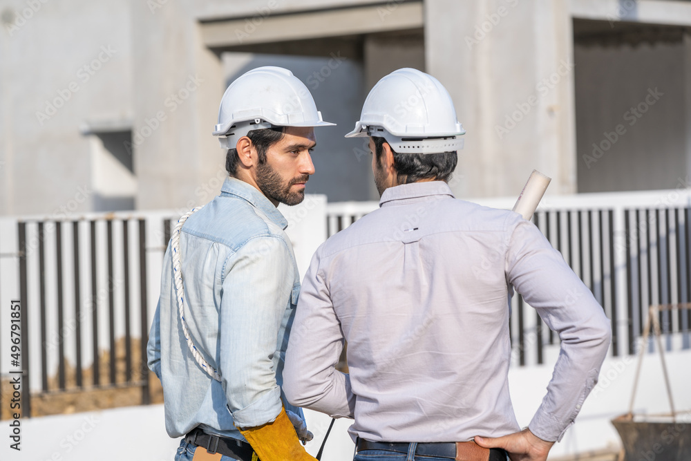 团队工程师和建筑师正在开会规划建筑bluepr的新项目测量布局