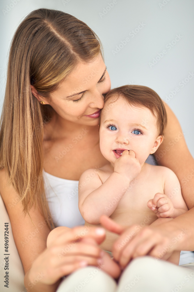 你所知道的最真实的爱。一位母亲与她可爱的女婴亲密相处的镜头。