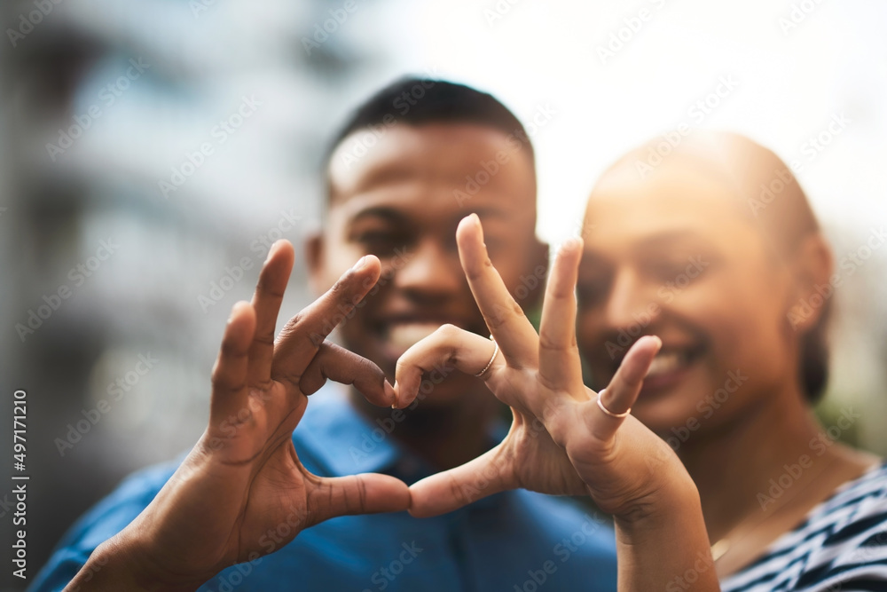 心想要的只是爱。一对年轻夫妇用手做手势的裁剪镜头