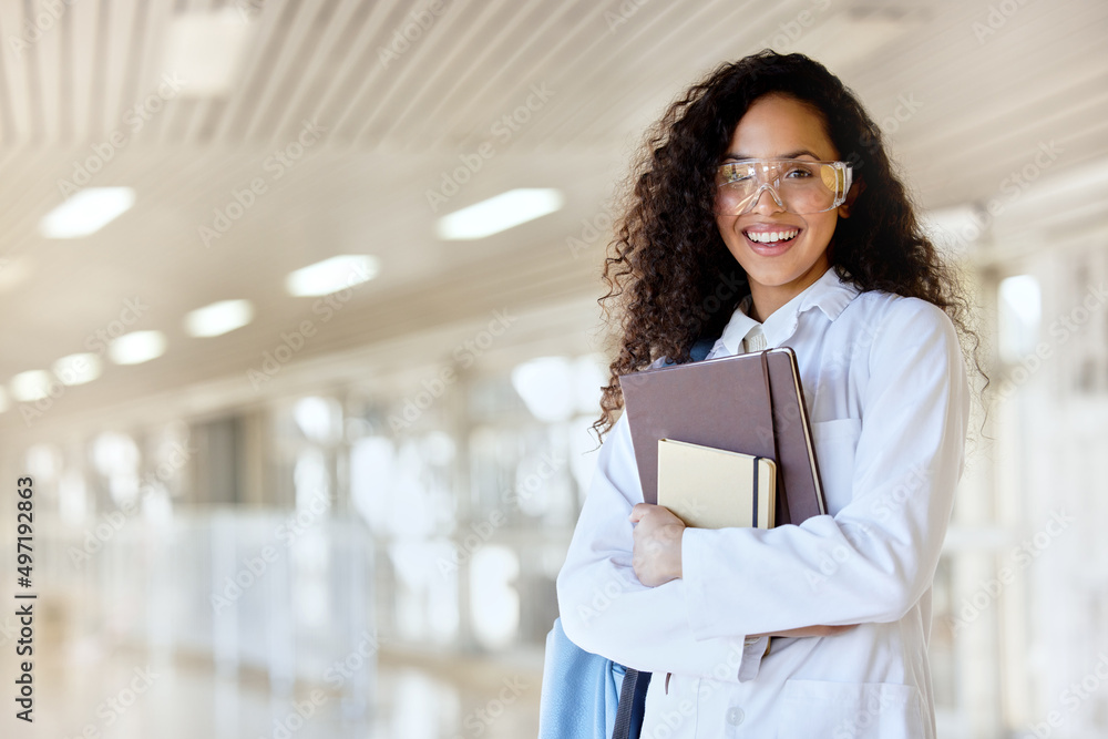 准备进行科学研究。一位迷人的年轻理科女学生的裁剪肖像，她站得很机智