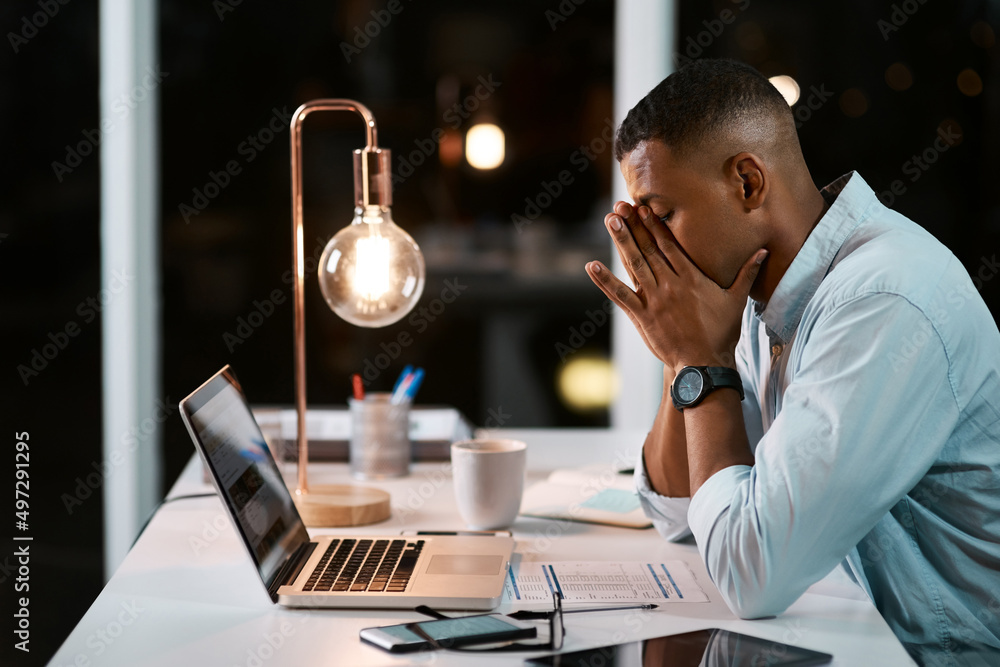 经营一家企业压力太大了。一张年轻英俊的商人感到压力过大的照片